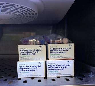 As doses, que chegaram nesta quarta-feira, já estão sendo aplicadas na Central de Vacinas.