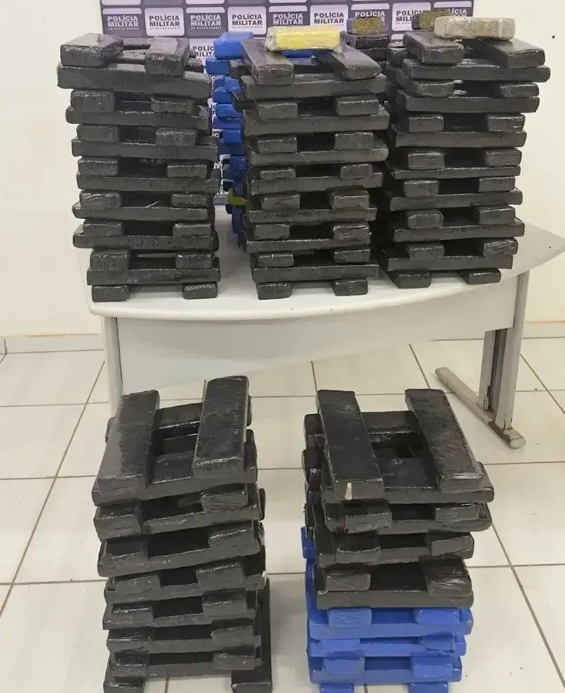 PM apreende drogas, recupera veículo e prende suspeito em Itabira