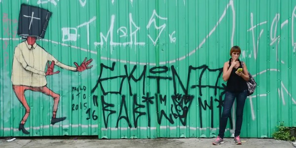 O texto define que a multa, fixada entre R$ 2 mil e R$ 5 mil, podendo chegar à cifra de R$ 20 mil em casos de reincidência, é passível de ser aplicada a quem danificar o bem público e estabelece o ato de pichação como infração administrativa.