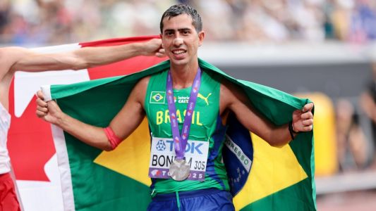 Caio Bonfim com a medalha de prata no Mundial de Atletismo 2025