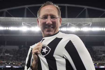 109256546-john-textor-botafogo-x-vitoria-pelo-campeonato-brasileiro-no-estadio-nilton-santos-23.avif