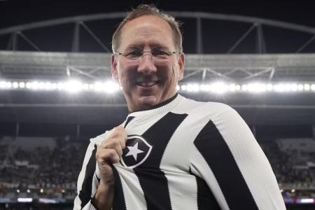 109256546-john-textor-botafogo-x-vitoria-pelo-campeonato-brasileiro-no-estadio-nilton-santos-23.avif
