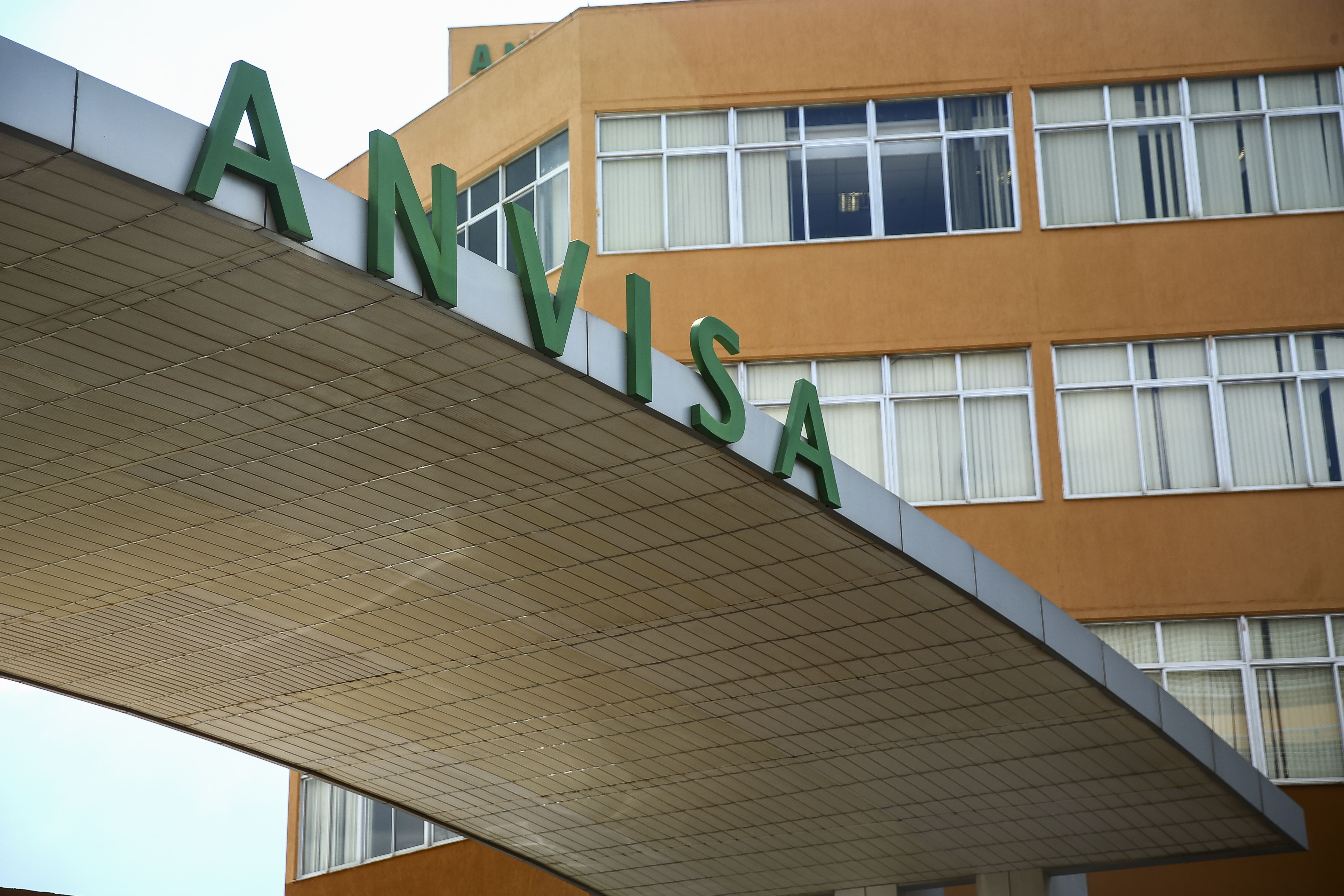 CFM pede banimento do PMMA, substância usada em preenchimentos estéticos
