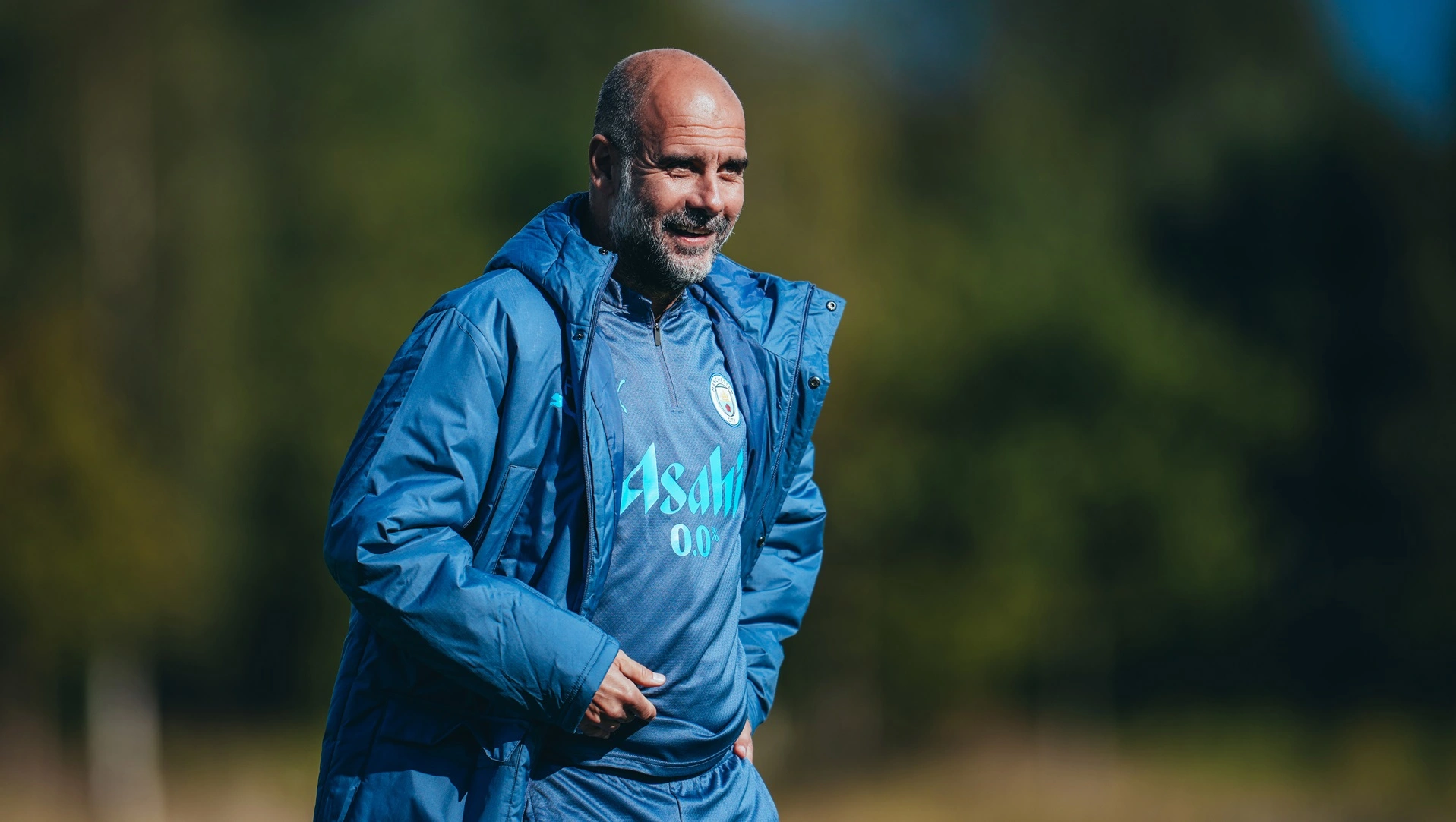 Sem redes sociais, Guardiola revela método inusitado para navegar na internet