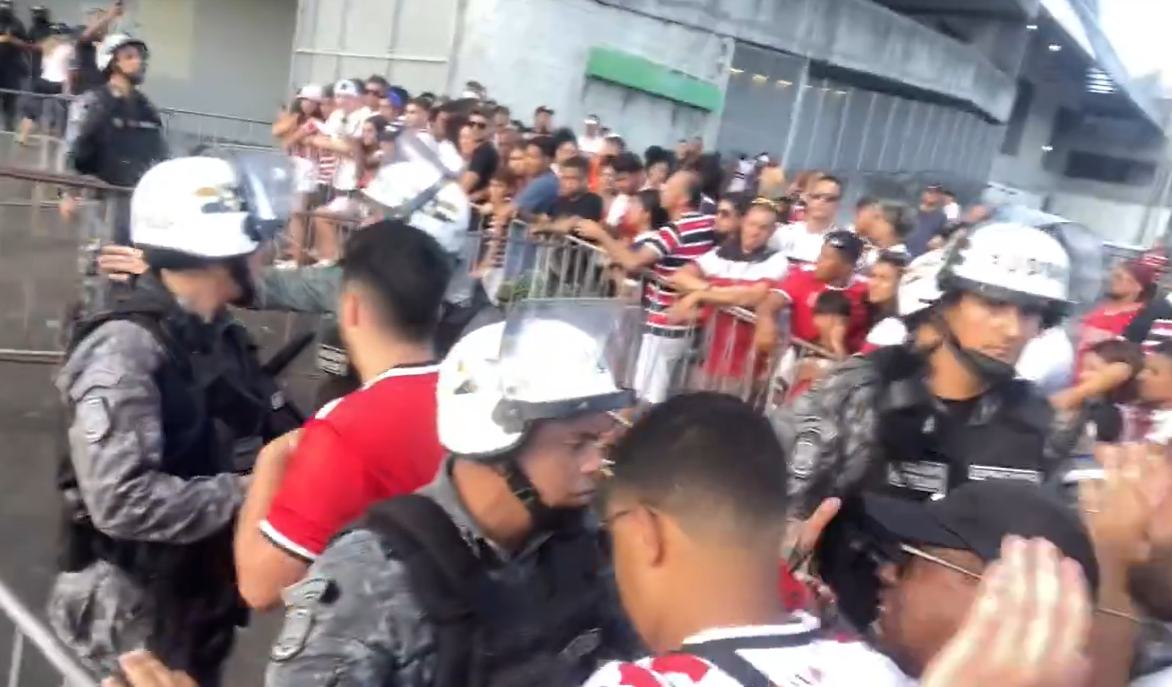 Torcedores do Santa Cruz sofrem violência na entrada da Arena PE; veja as imagens