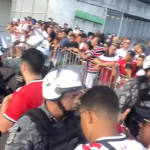 Torcedores do Santa Cruz sofrem violência na entrada da Arena PE; veja as imagens