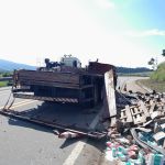 Caminhoneiro fica ferido após perder o controle do veículo na BR-459