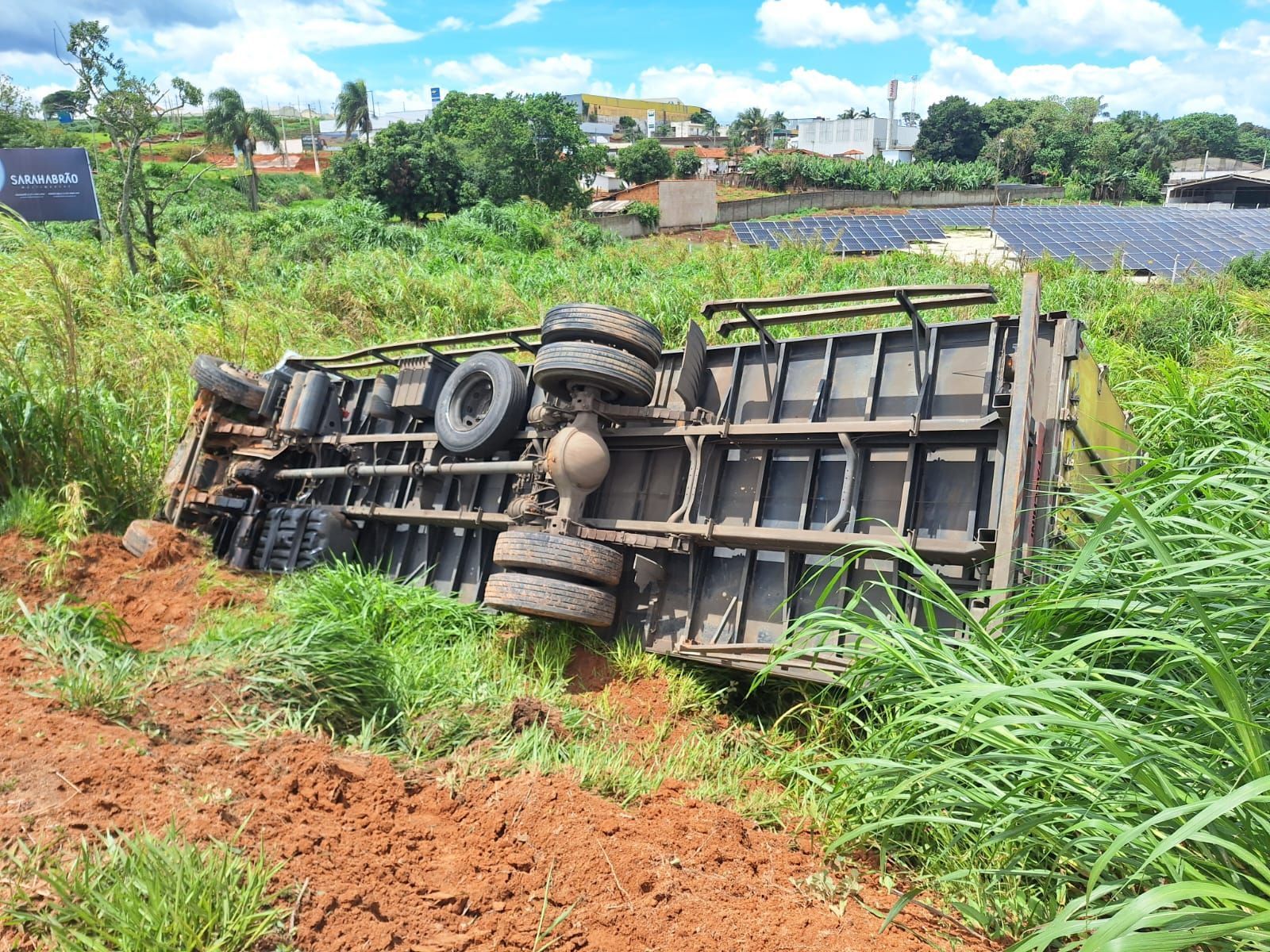 Caminhão baú capota na BR-491 em Guaxupé; motorista é atendido e liberado