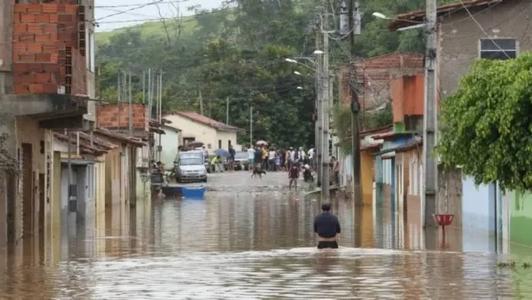 11.256 estão desalojadas e 2.015 desabrigadas em Minas