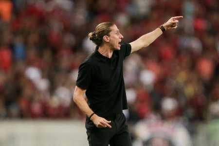FIlipe Luís, técnico do Flamengo, comanda equipe nos jogos contra o Internacional