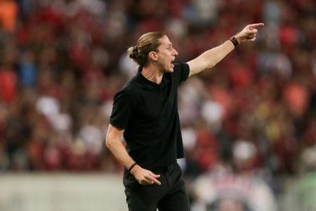 FIlipe Luís, técnico do Flamengo, comanda equipe nos jogos contra o Internacional