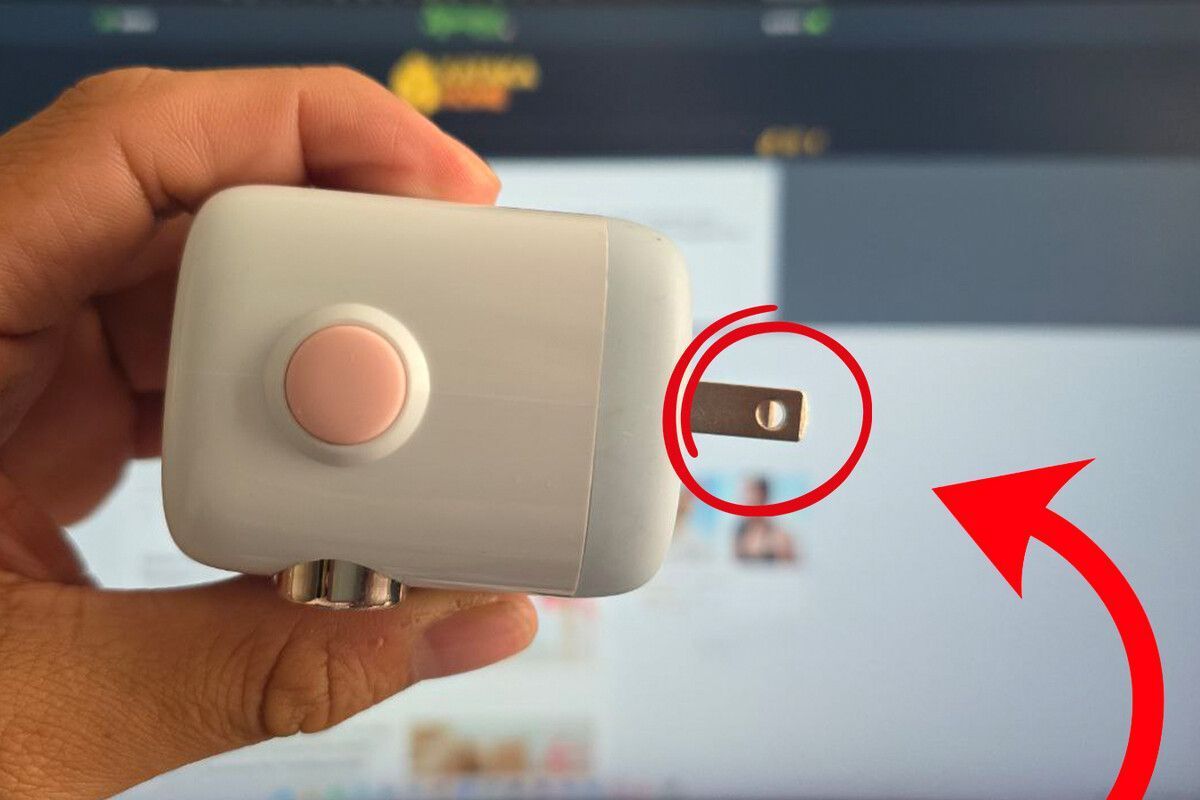 Para que servem os furinhos nos pinos dos plugues elétricos e tomadas?