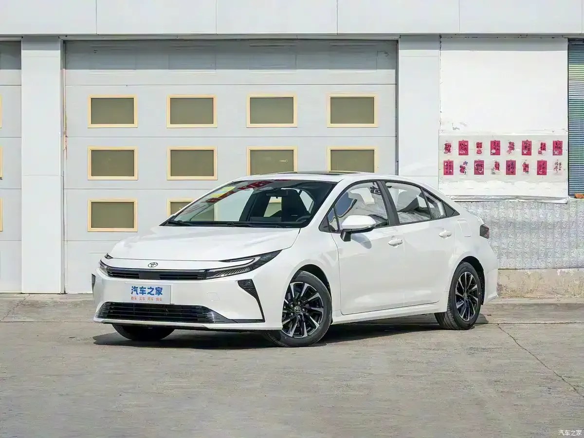 Novo Toyota Corolla chinês tem visual de Prius e é maior que o brasileiro