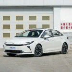 Novo Toyota Corolla chinês tem visual de Prius e é maior que o brasileiro
