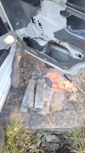 Droga estava escondida no revestimento do carro.