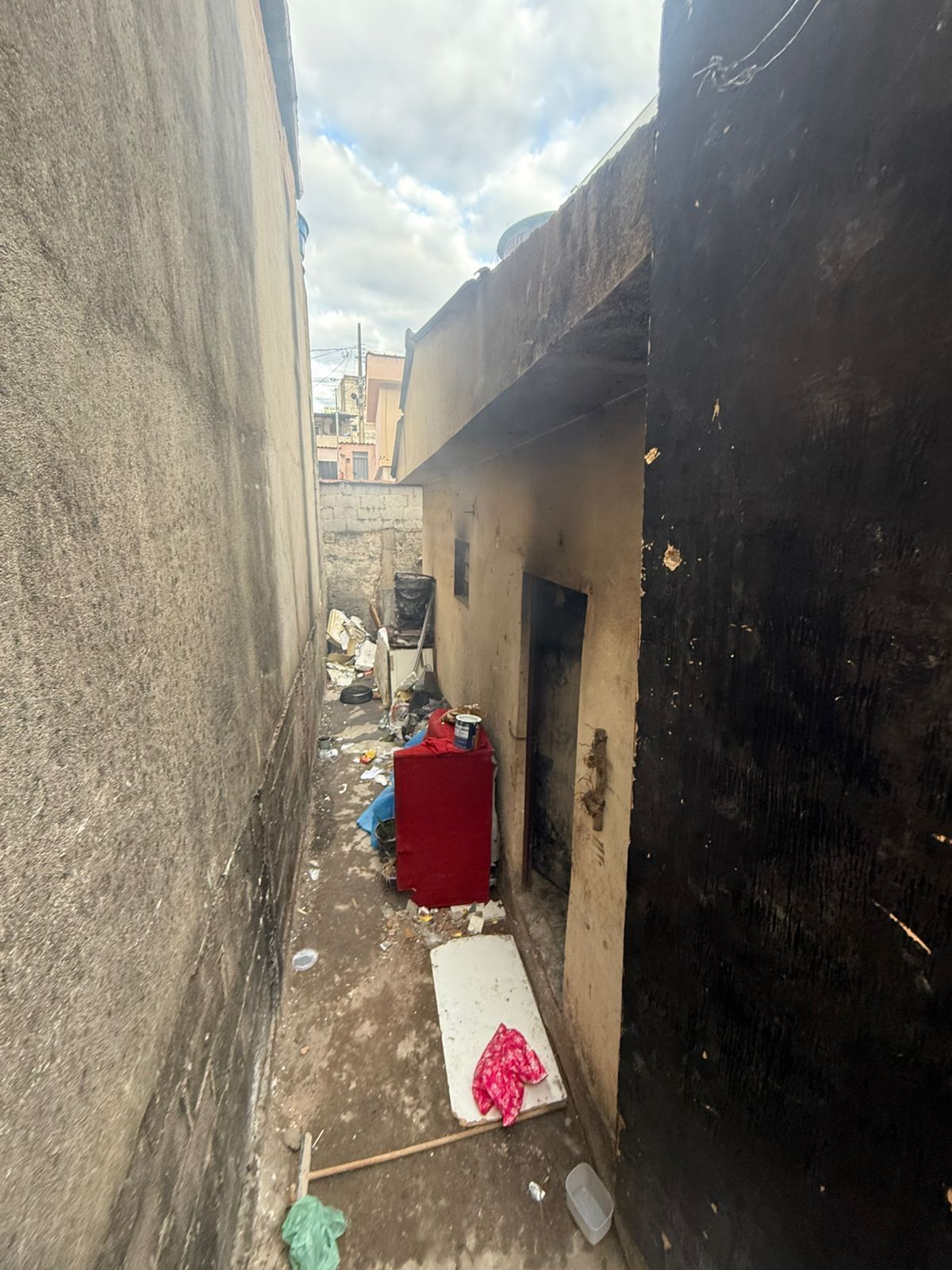 Casa abandonada em Varginha pega fogo