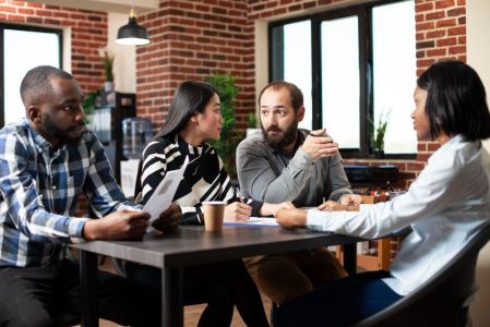 Evitar conflitos é saudável? Explore os motivos que levam ao silêncio, o impacto na saúde emocional e as estratégias da psicologia para enfrentar discussões de forma assertiva