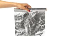 Colar papel alumínio nas paredes da sua casa: por que é recomendado e quando deve ser feito