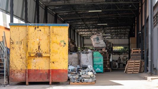 Embalagens, paletes e vasilhames retornáveis são exemplos de materiais reaproveitados em diversos distritos industriais