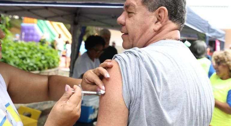 Vacina contra a gripe será aplicada gratuitamente em rede de farmácias de BH
