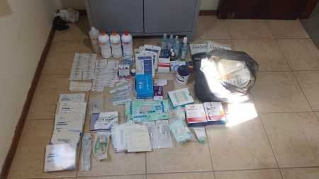 Além dos medicamentos vencidos, foram apreendidos insumos utilizados em procedimentos médicos e odontológicos, bem como alimentos destinados a pacientes do CAPS/CRAS, todos com validade expirada.