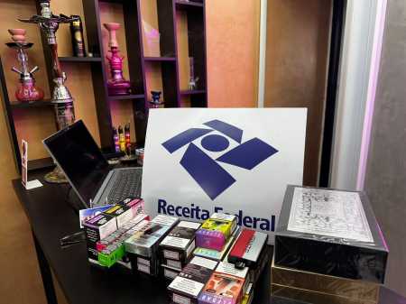 Cigarros eletrônicos e roupas falsificadas foram apreendidas.