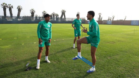 O elenco alviverde treinou no centro de treinamento do Alianza Lima-PER nesta quarta-feira (13)