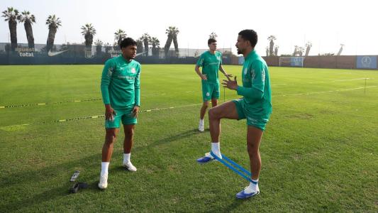 O elenco alviverde treinou no centro de treinamento do Alianza Lima-PER nesta quarta-feira (13)