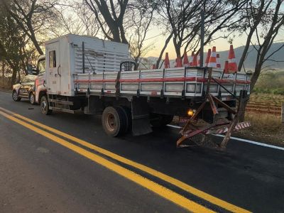 Trabalhador de 35 anos foi encaminhado para cirurgia em estado grave; motorista alegou que o sol bloqueou a visão.