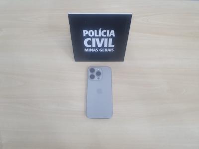 Pai e filho são investigados por furto de iPhone 15 Pro em Poços de Caldas.