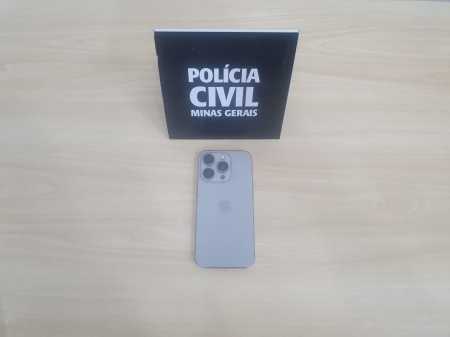 Pai e filho são investigados por furto de iPhone 15 Pro em Poços de Caldas.