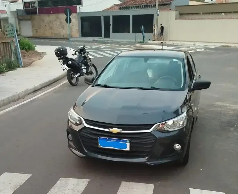 Polícia Militar recupera carro furtado no centro de Varginha