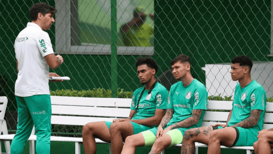 Abel Ferreira conversa com jogadores do sub-20 do Palmeiras