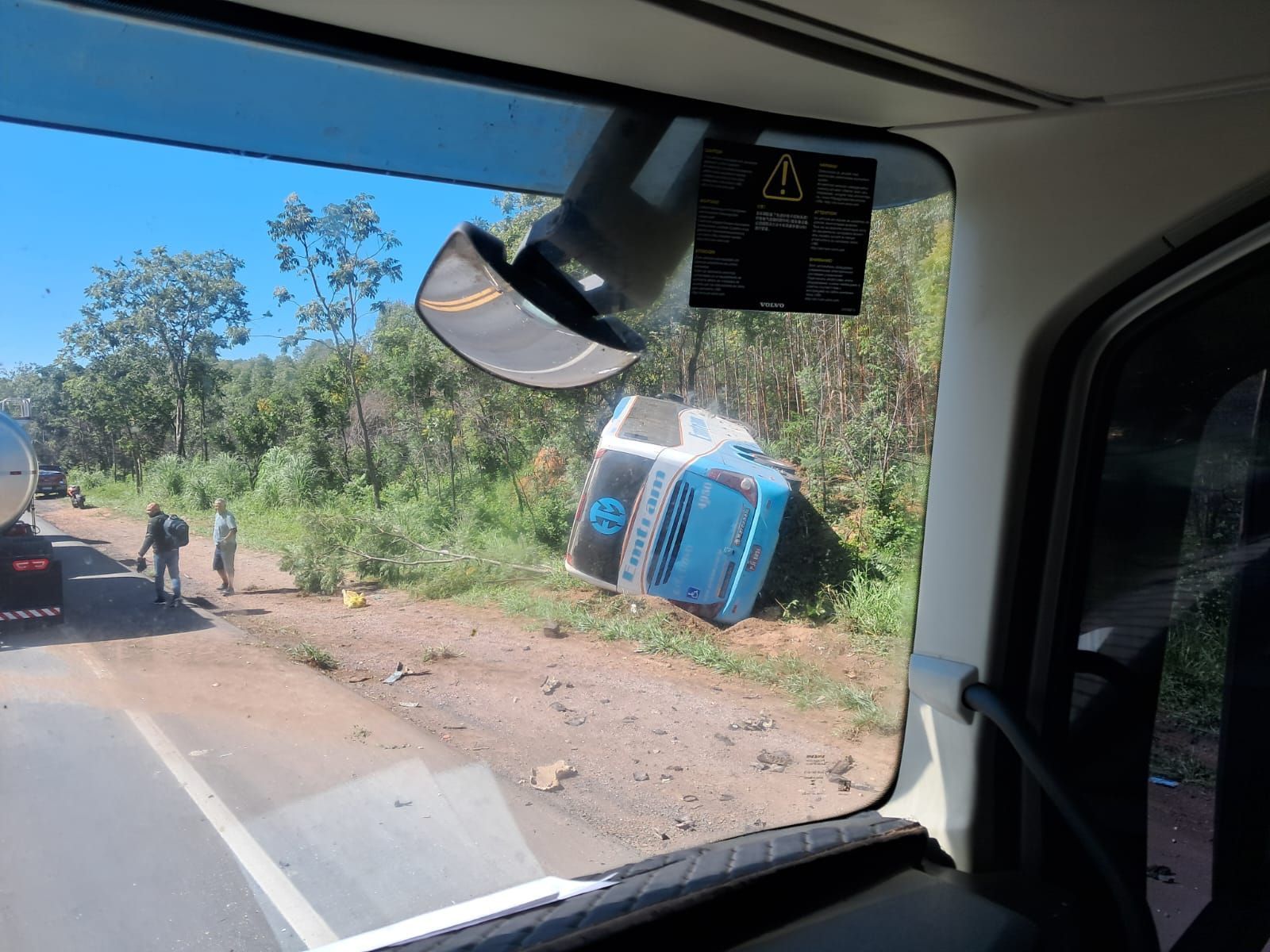 Batida entre ônibus e carro mata motorista  na BR-135, em Joaquim Felício (MG)