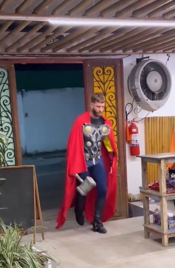 Vídeo: jogador do Flamengo se fantasia de Thor e viraliza nas redes sociais