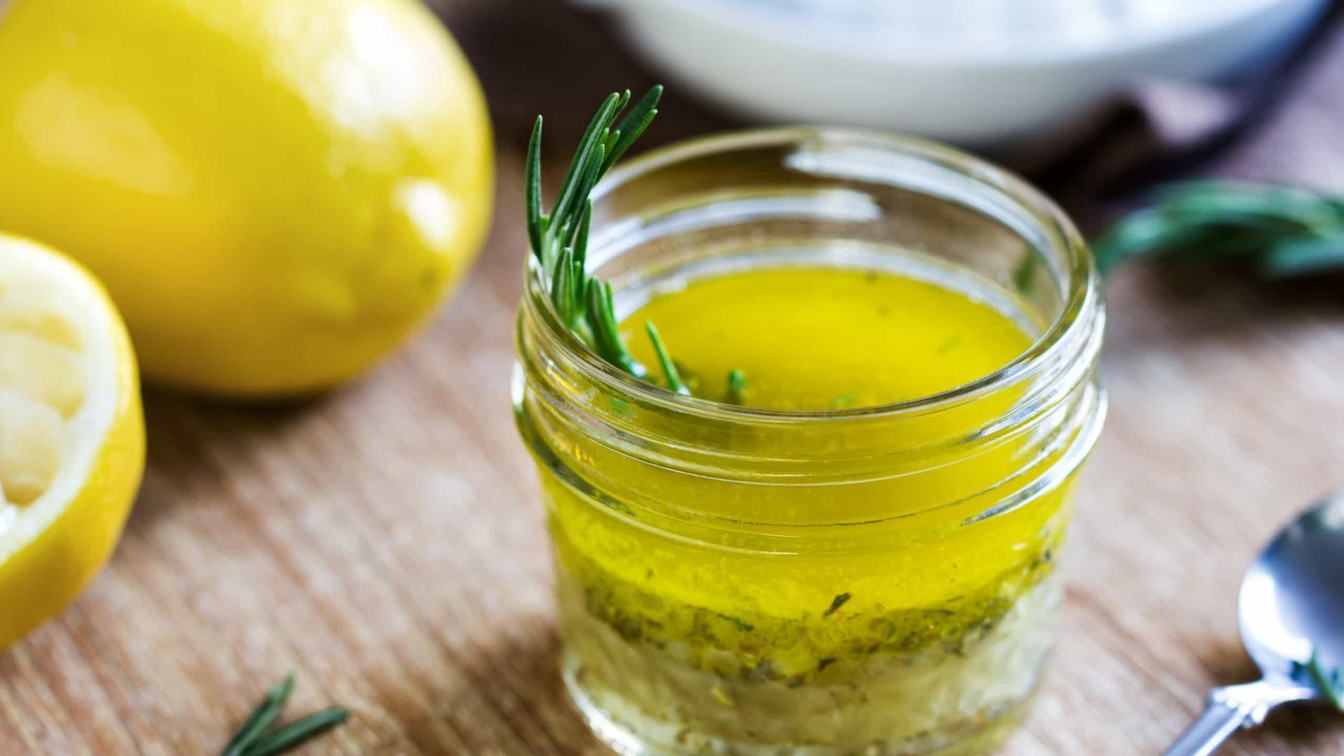 Cascas de frutas podem ser usadas para fazer azeite cítrico; confira e prepare em casa