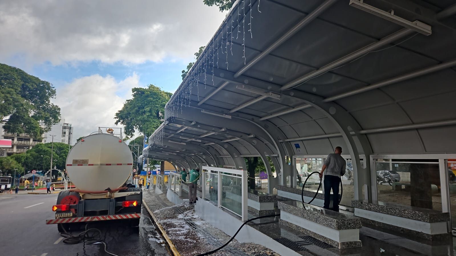 Prefeitura de Varginha realiza limpeza do ponto de ônibus central