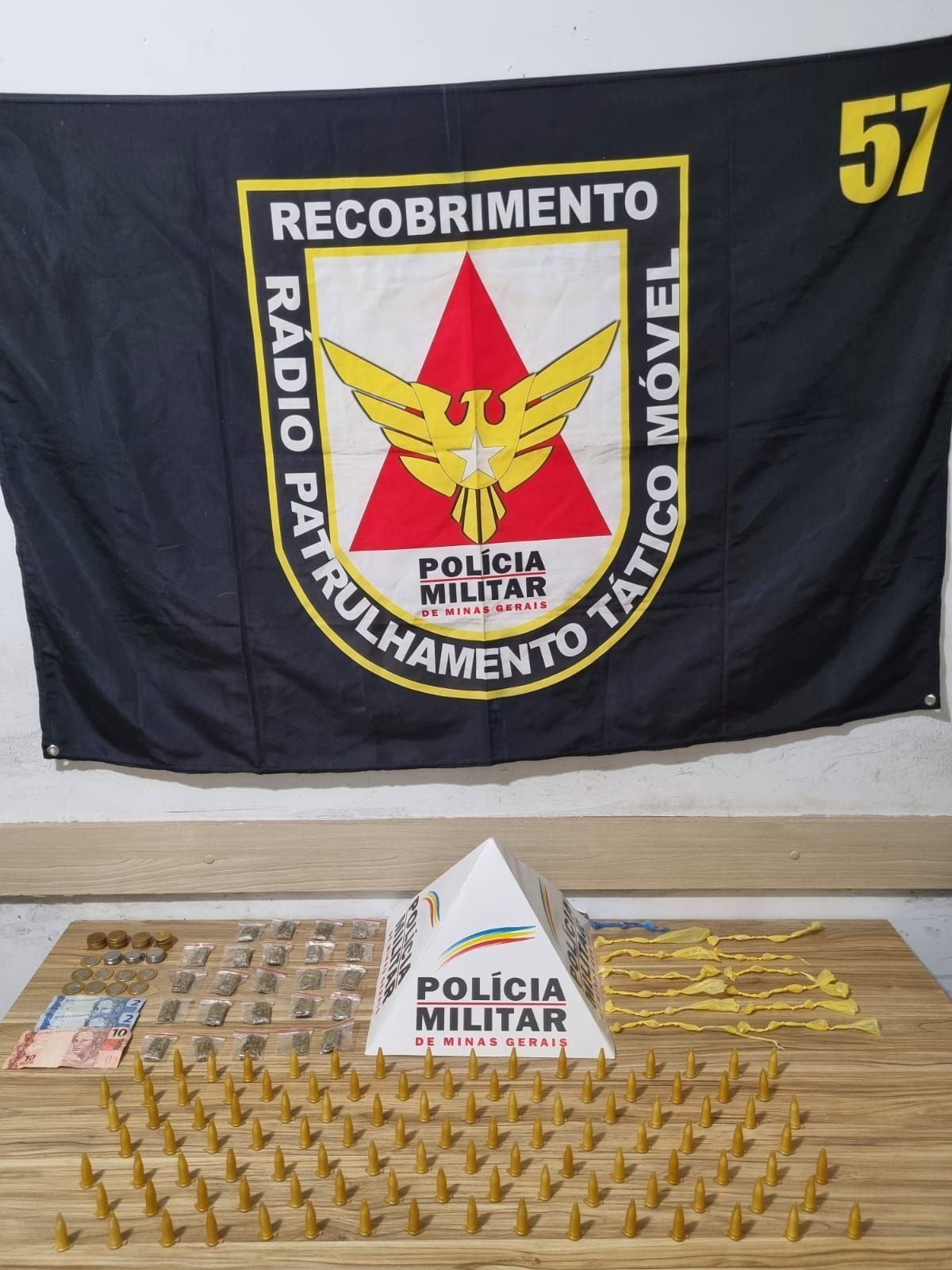 Adolescente é apreendido com dezenas de porções de drogas