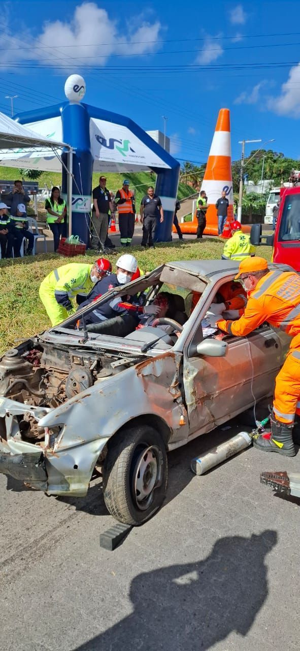 Treinamento de forças de salvamento simula acidente com vítimas