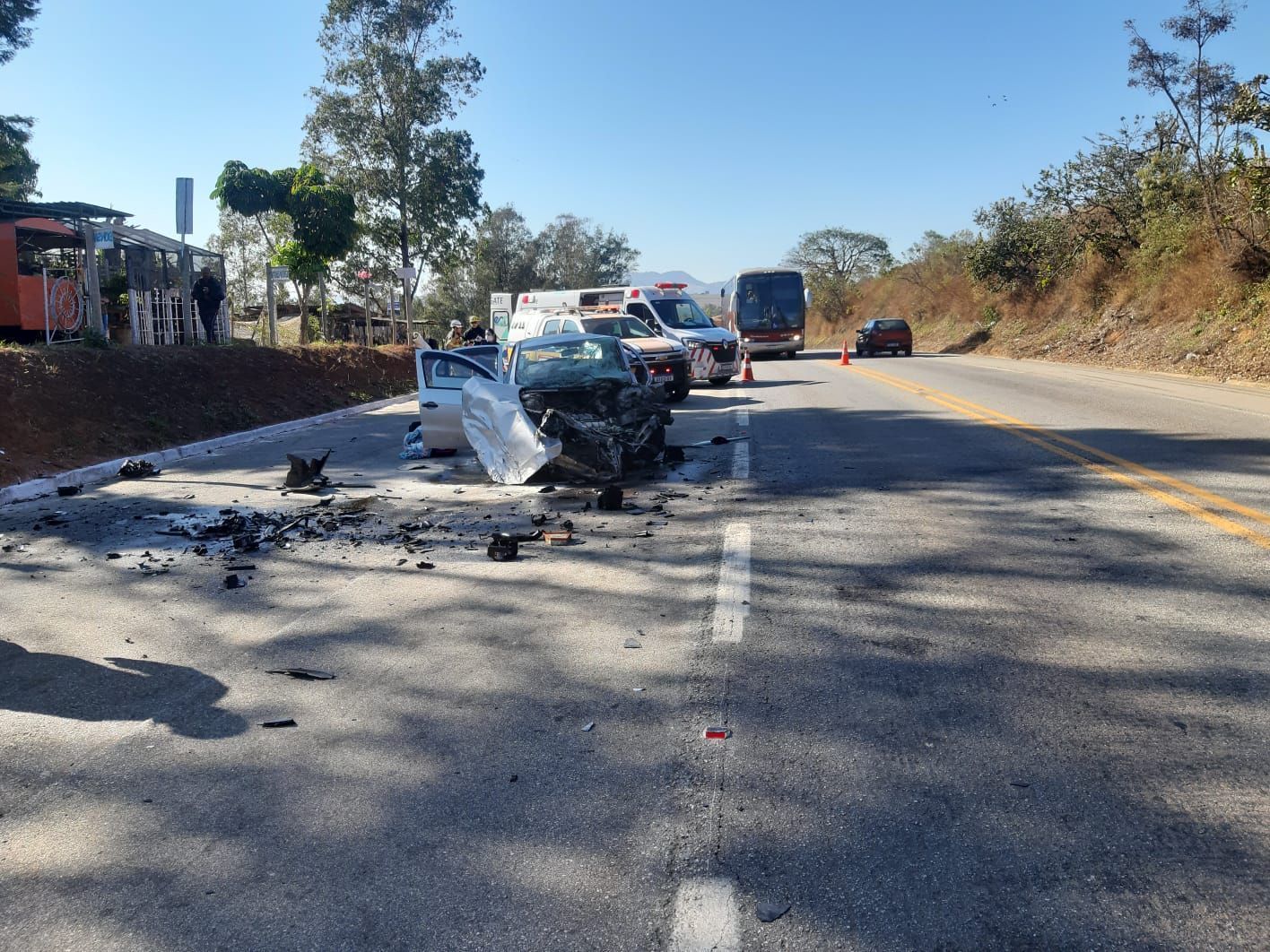 Duas pessoas ficaram feridas em acidente entre veículos na BR-459