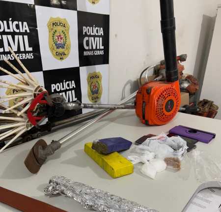 Também foram apreendidas uma balança de precisão, máquinas de roçadeira de origem duvidosa, além de um carro que estava na garagem.