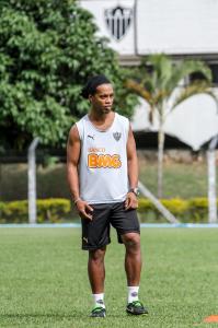 Ronaldinho em treino do Atlético na Cidade do Galo em 2014
