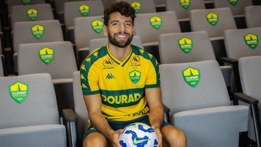 Pepê posa com camisa do Cuiabá