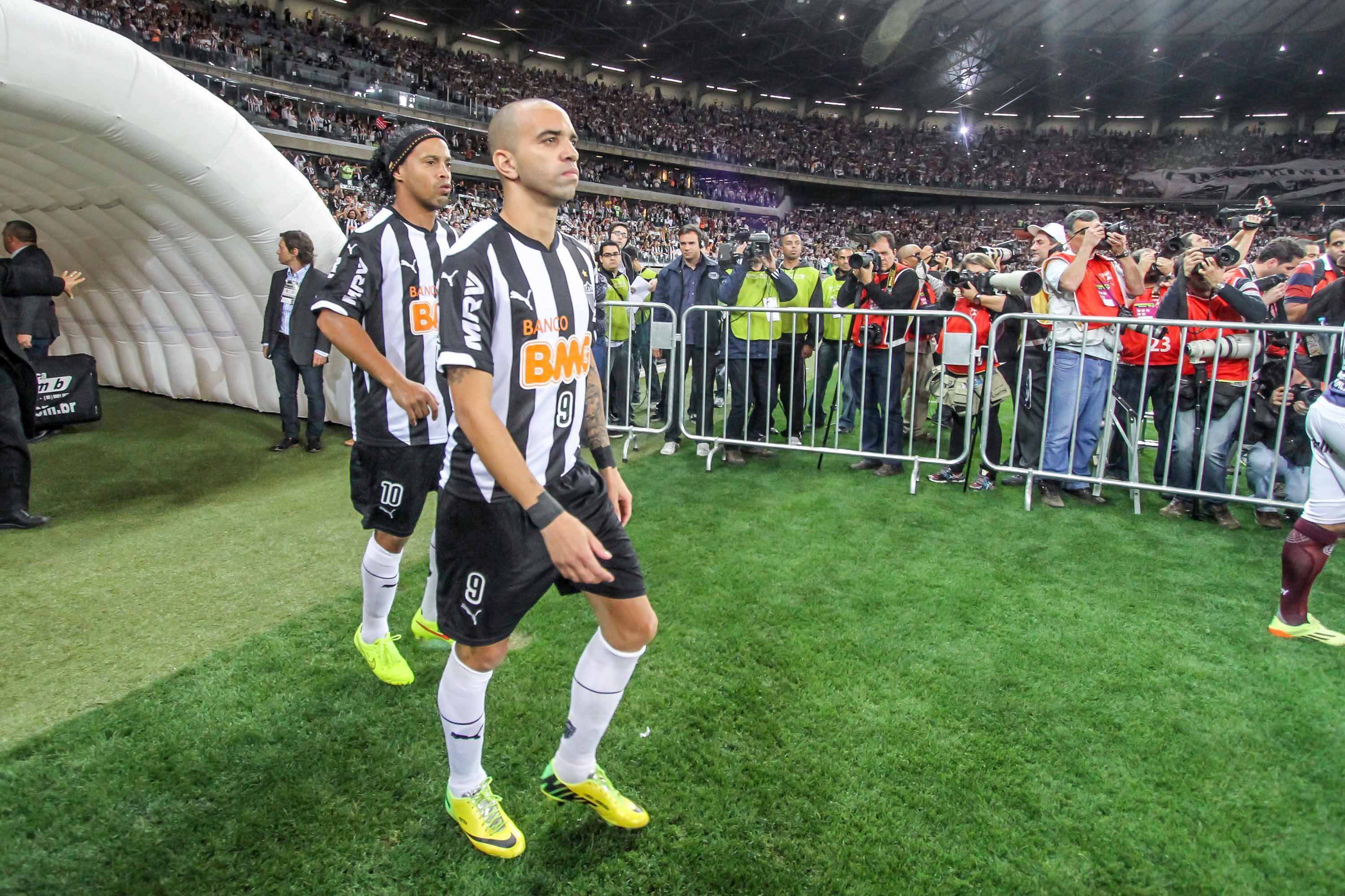 Há 10 anos, Ronaldinho fazia último jogo pelo Atlético e dava 'presente' a Tardelli