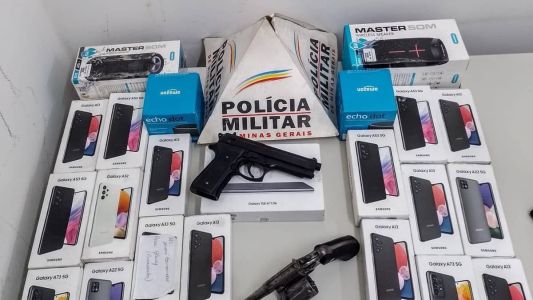 15 celulares, um tablet e uma arma foram apreendidos pela Polícia Militar