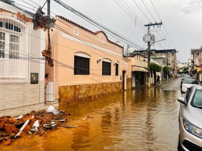 Chuva e vendaval trazem caos para Cataguases, na Zona da Mata mineira