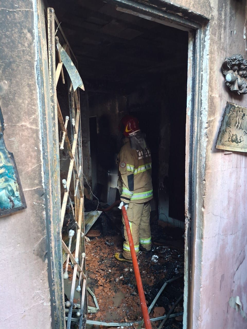 Casa é danificada por incêndio na Vila Registânea