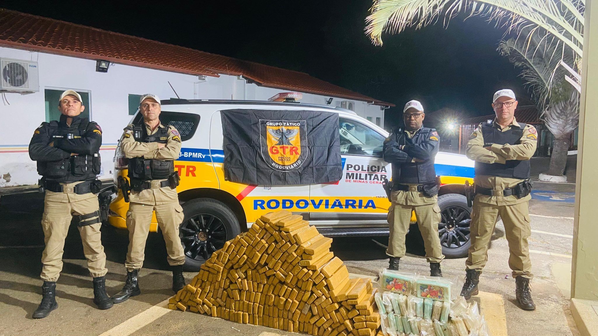 PMR apreende 350 kg de drogas em caminhão