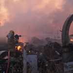 Incêndio em ferro-velho mobiliza 30 mil litros de água na MG-450, em Guaxupé