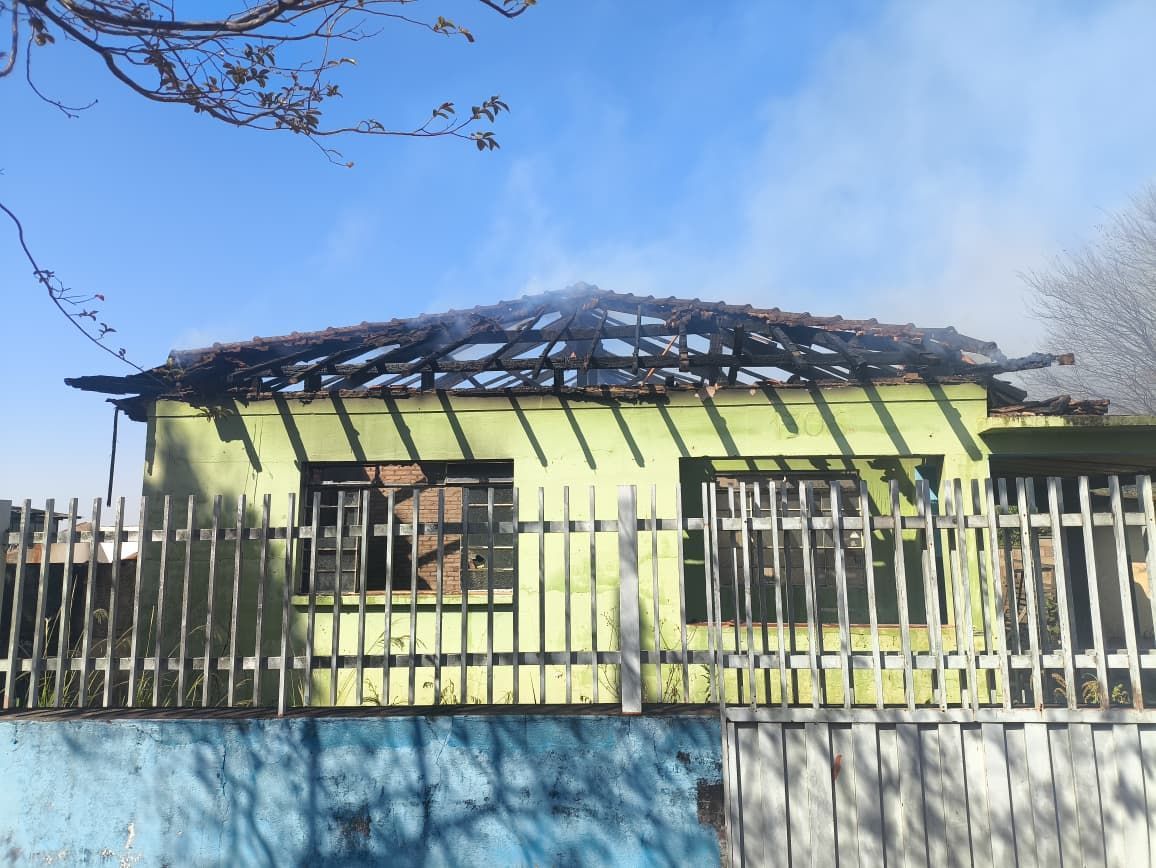 Telhado desaba após incêndio em São Sebastião do Paraíso